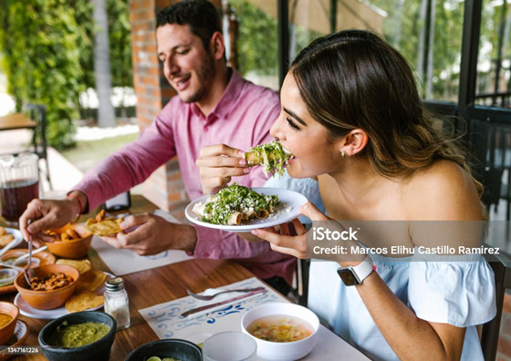 貝果面包，面團(tuán)分塊滾圓，堿水面包